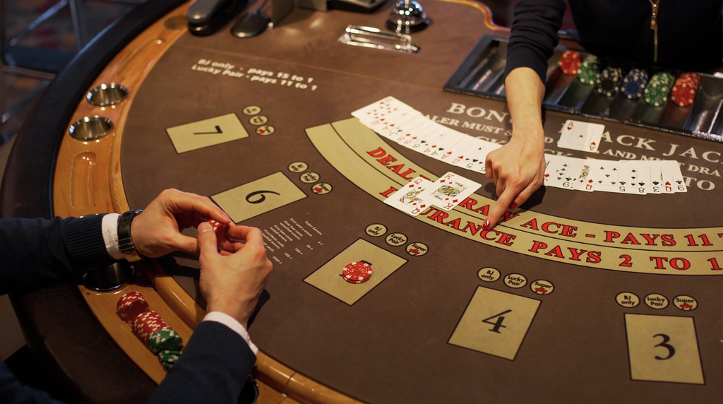 Mand ved casinobord med live dealer.