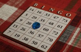 Bingo kort på ternet dug