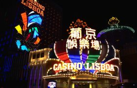 Casino lisboa lysende facade i nattetimerne