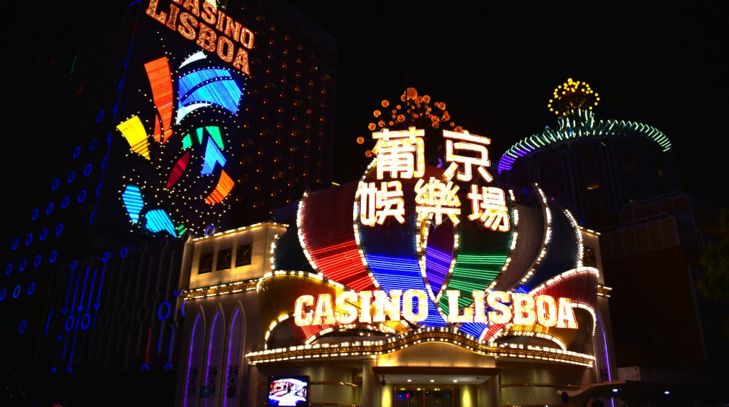 Casino lisboa lysende facade i nattetimerne