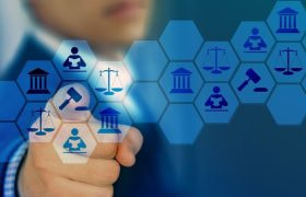 Mand trykker på digitale ikoner