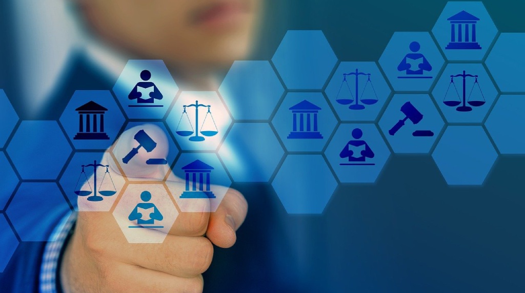 Mand trykker på digitale ikoner