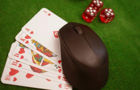 Computermus, jatoner, terninger og spillekort