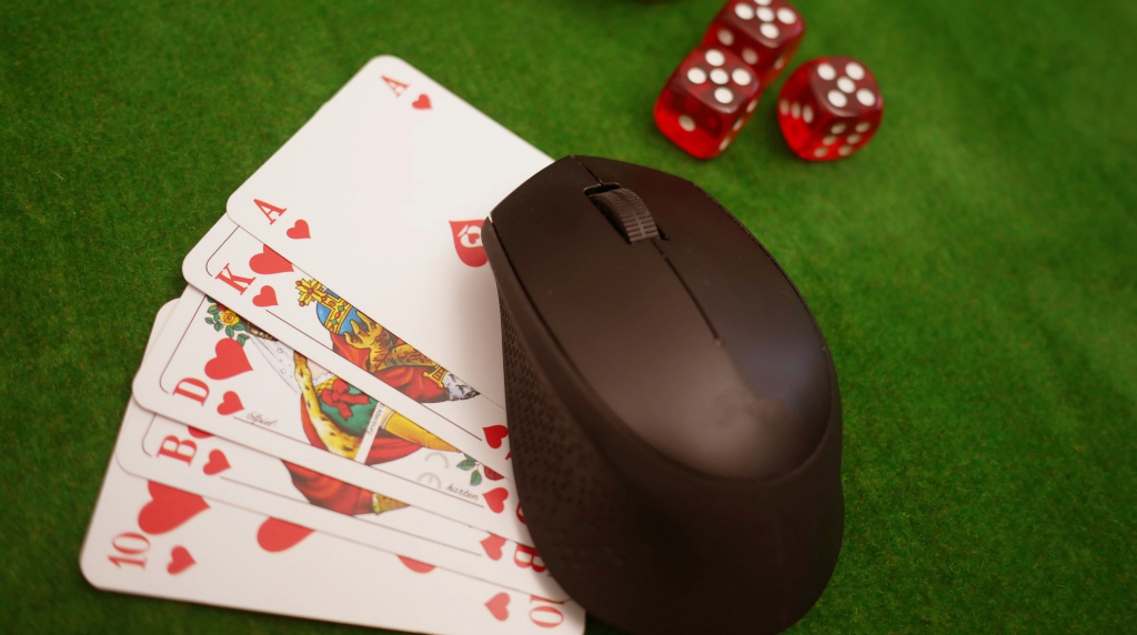 Computermus, jatoner, terninger og spillekort