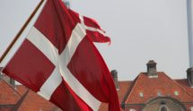 Danske flag flagrer forand byrgning