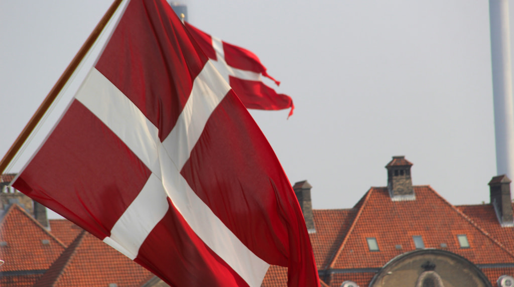 Danske flag flagrer forand byrgning
