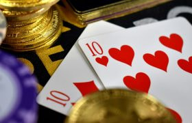 Guld mønter og to tier kort.