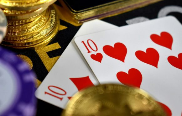 Guld mønter og to tier kort.