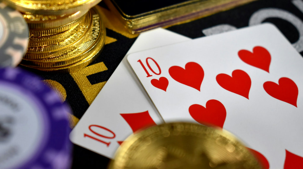 Guld mønter og to tier kort.