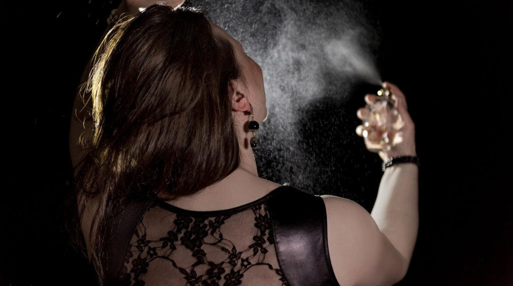 Kvinde klargører sig til spilleaften