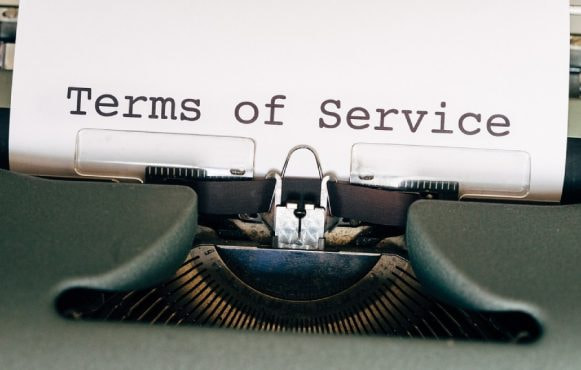 Regler og vilkår på skrivemaskine