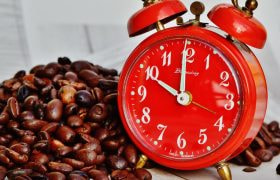 Kaffebønner og rød klokke.