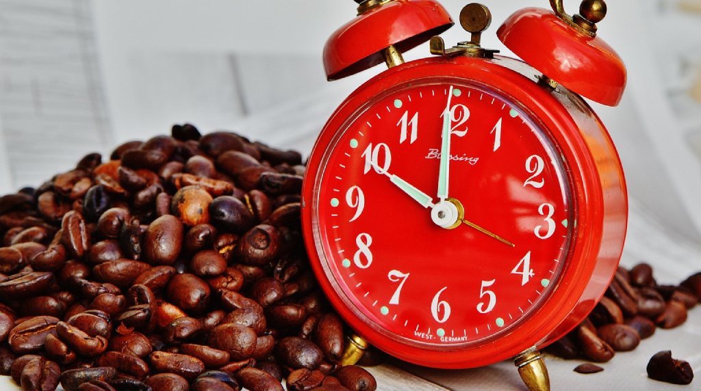 Kaffebønner og rød klokke.