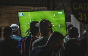 Mænd ser fodbold på bar