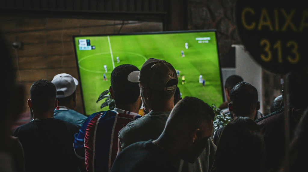 Mænd ser fodbold på bar