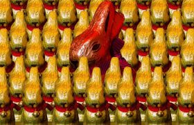 Rød chokoladekanin mellem mange gule