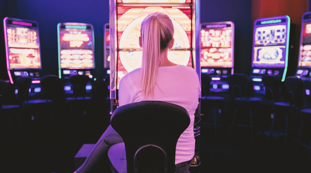 Kvinde sidder afslappet og spiller på slots.