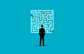 Mand står foran labyrint