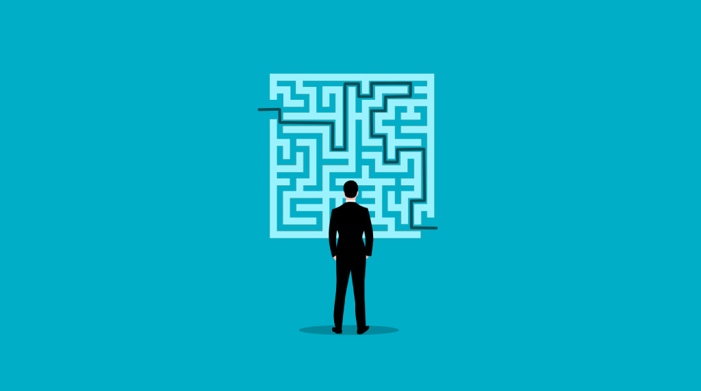 Mand står foran labyrint