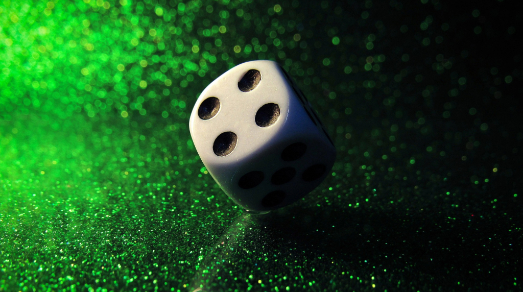 Terning med grøn glimmer baggrund.