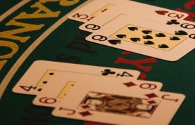 Carte da gioco al tavolo verde