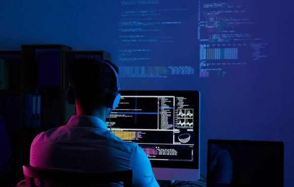 Sviluppatore software al lavoro su computer