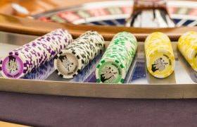 Fiches da gioco con roulette sullo sfondo