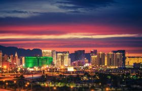 Las Vegas di notte, con hotel e casinò illuminati