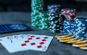 Poker con fiches e scala reale di picche