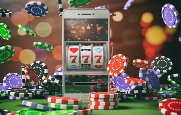 Smartphone a forma di slot, circondato da fiches colorate