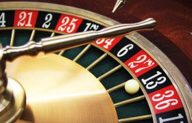 Ruota della roulette con pallina ferma