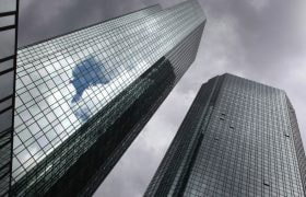 Grattacieli di vetro riflettono il cielo