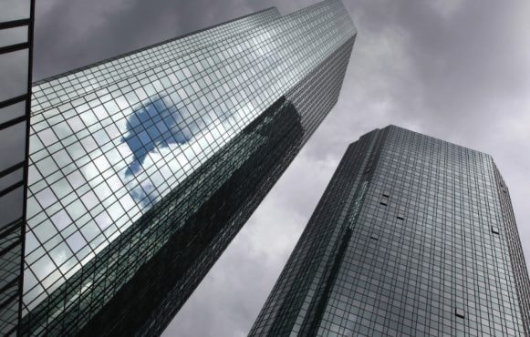 Grattacieli di vetro riflettono il cielo