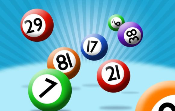 Sfere colorate con numeri del lotto su sfondo azzurro