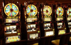 Slot machine illuminate in un casinò dal vivo