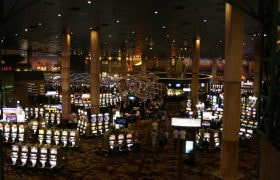 Ampia sala da casinò con slot machine e colonne