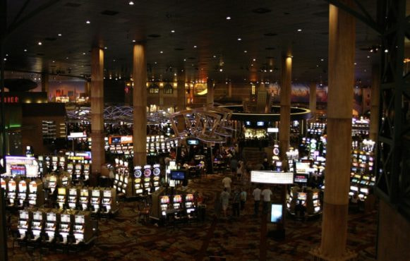 Ampia sala da casinò con slot machine e colonne