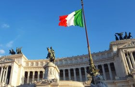 Bandiera italiana davanti all’Altare della Patria, Roma