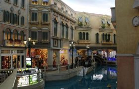 Riproduzione di Venezia con canali e negozi eleganti