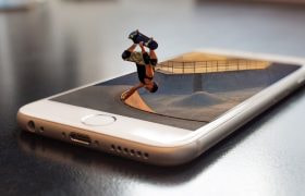 Skater emerge da smartphone in una scena surreale.