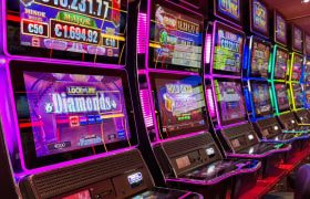 Slot machine colorate allineate in un casinò moderno