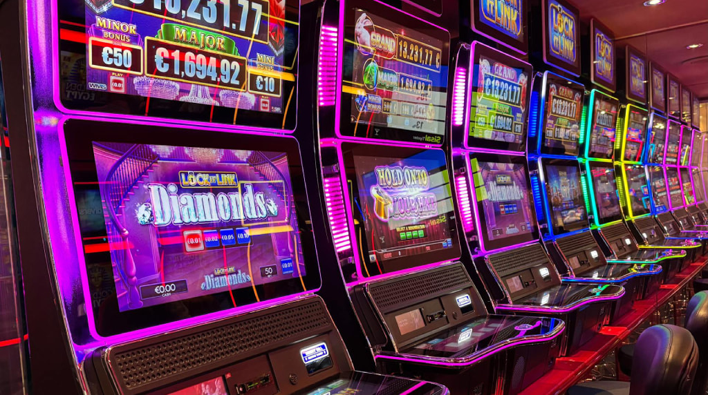 Slot machine colorate allineate in un casinò moderno