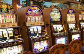 Slot machine vintage in fila all’interno di un casinò.