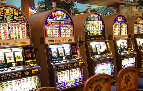 Slot machine vintage in fila all’interno di un casinò.