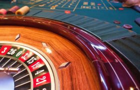 Tavolo da roulette con fiches e giocatori in azione