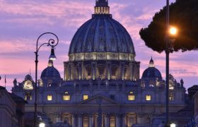 Cupola di San Pietro illuminata al tramonto, vista frontale
