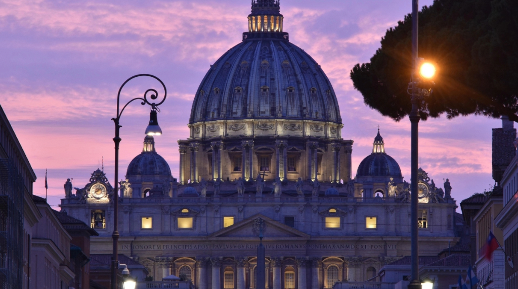 Cupola di San Pietro illuminata al tramonto, vista frontale
