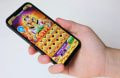 Mano tiene smartphone con slot machine ispirata all’antico Egitto