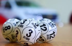 Palline da lotteria con numeri su sfondo sfocato