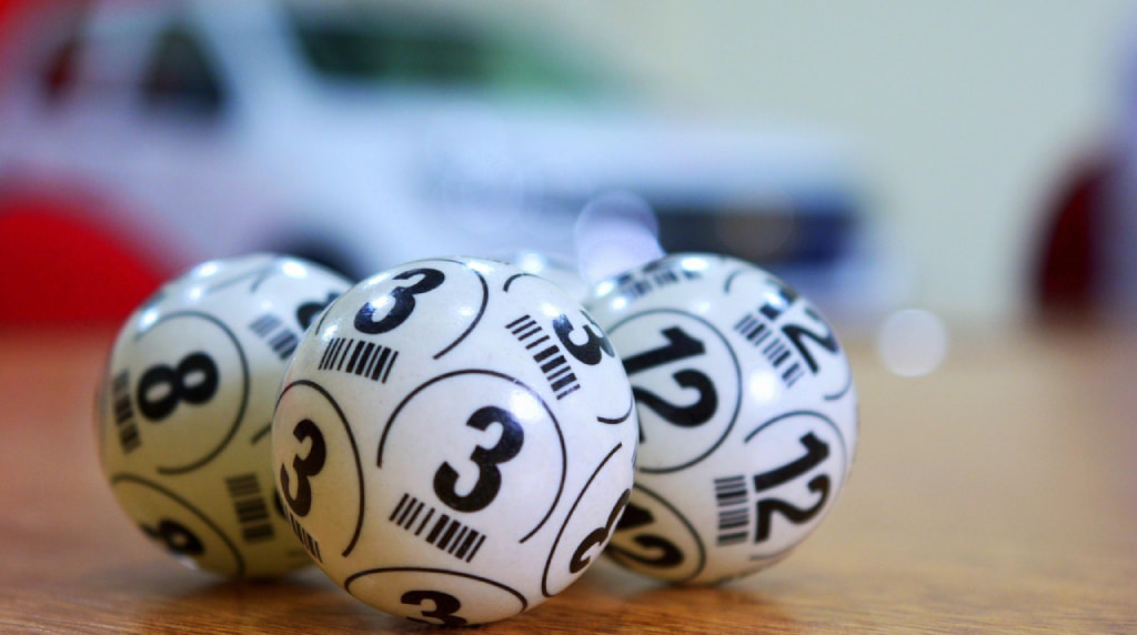 Palline da lotteria con numeri su sfondo sfocato